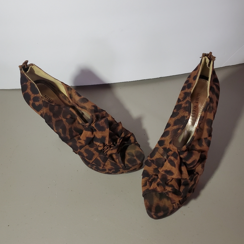 Nine West women’s Y2K cheetah print ruffle heels size 8M